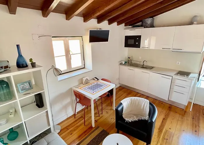 Downtown 2 Bedroom Aircon & Amazing Castle View *