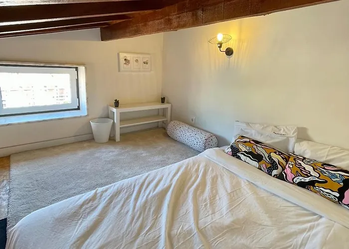 Downtown 2 Bedroom Aircon & Amazing Castle View