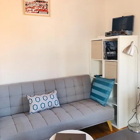 Downtown 2 Bedroom Aircon & Amazing Castle View Apartment